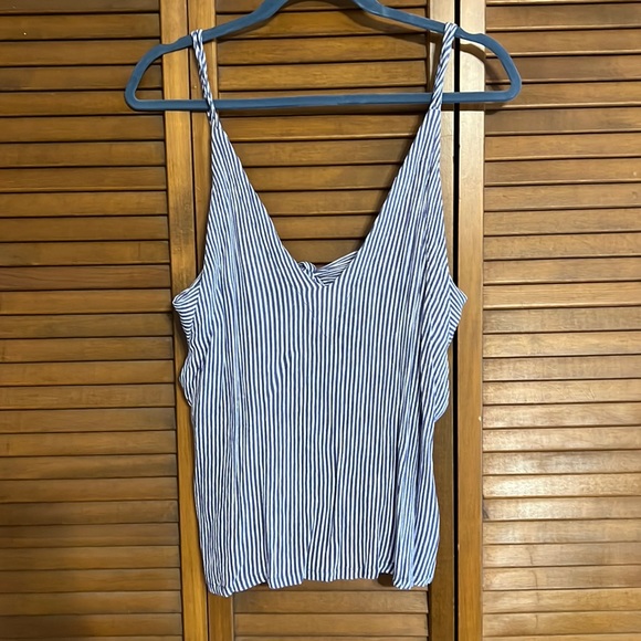 Lulus blue and white seersucker top - Picture 2 of 4